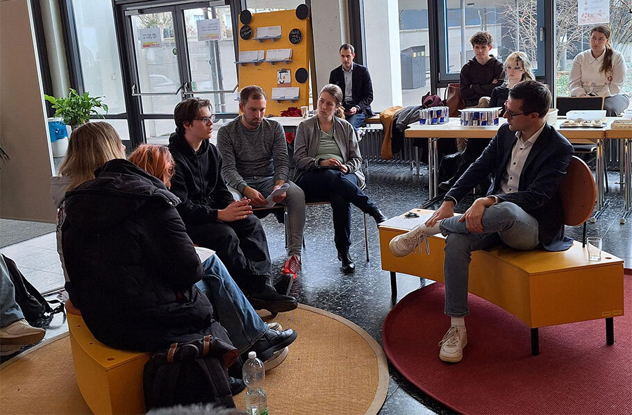 Lukas Tietze (CDU) im Gespräch mit einer Eingangsklasse des TG bei Frau Faust und Herrn Ehrminger