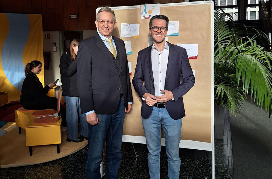 Wolfgang Vogt (FDP) und Lukas Tietze (CDU) vor der Kartenwand der Schülerinnen und Schüler