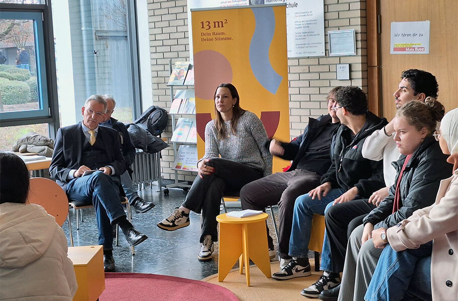 Wolfgang Vogt (FDP) im Gespräch mit dem Ethikkurs der Jahrgangsstufe 1 bei Frau Reh