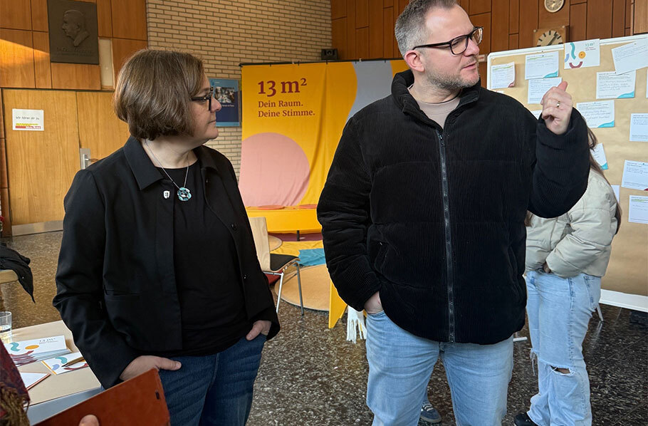 Silke Gericke (Grüne) und der Verbindungslehrer Salmen im Gespräch