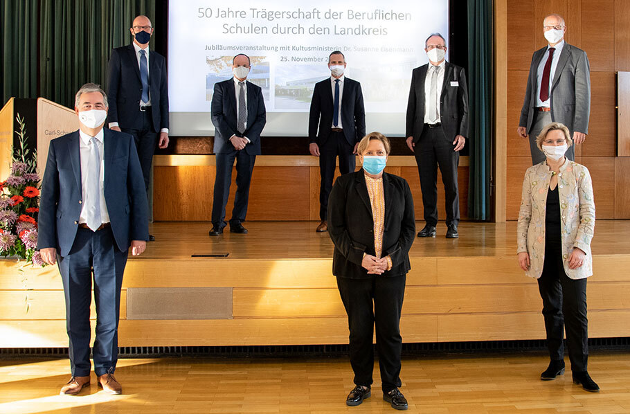 Frau Dr. Susanne Eisenmann und Herr Landrat Dietmar Allgaier mit den Schulleitern/der Schulleiterin der sechs beruflichen Schulen des Landkreises Ludwigsburg