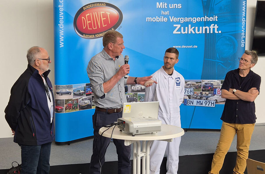 Kollege A. Koehler (rechts) bei der Vorstellung der Zusatzqualifikation Youngtimer und Oldtimer-Technik