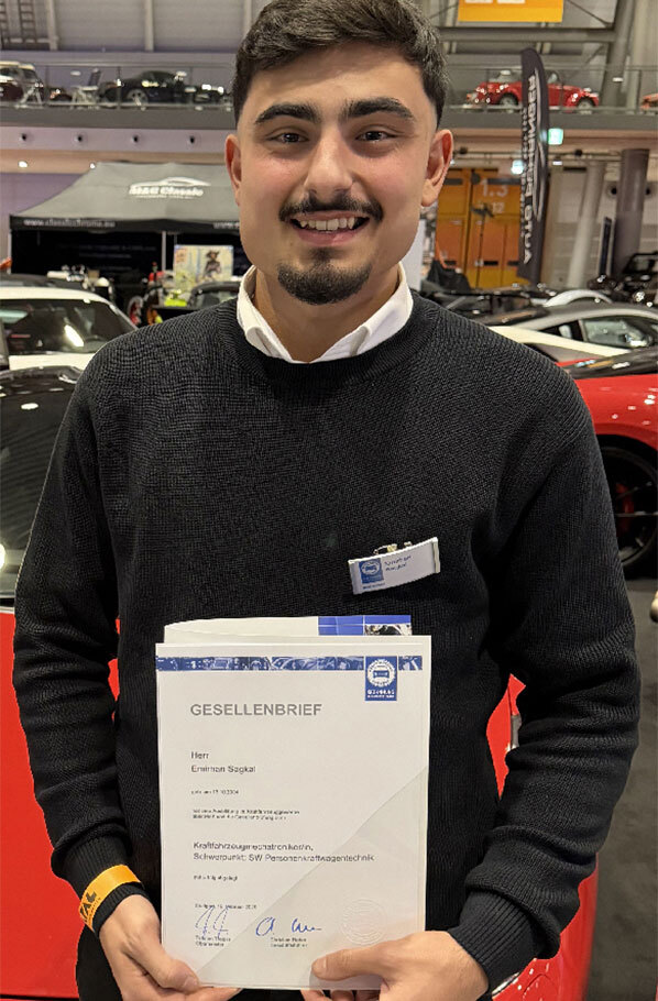 Emirhan Sagkal mit dem Zertifikat über die erfolgreiche Teilnahme an der Zusatzqualifikation