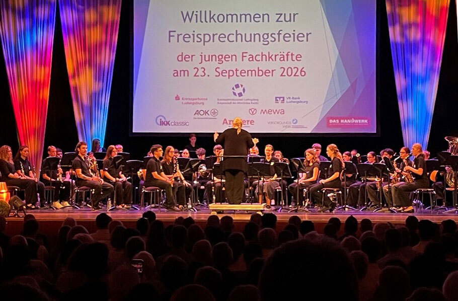 Die Belobigungs- und Preisträger/innen auf der Bühne