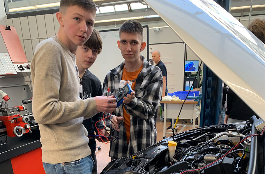 VABO Klasse zu Besuch in der KfZ-Abteilung