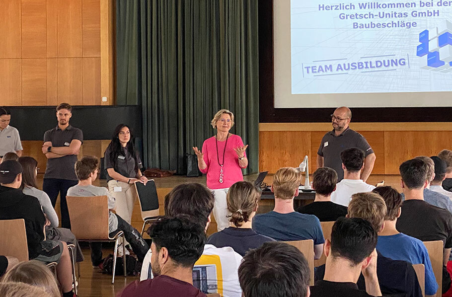 Veranstaltung Produktdesigner – Frau Theile-Stadelmann begrüßt das Publikum