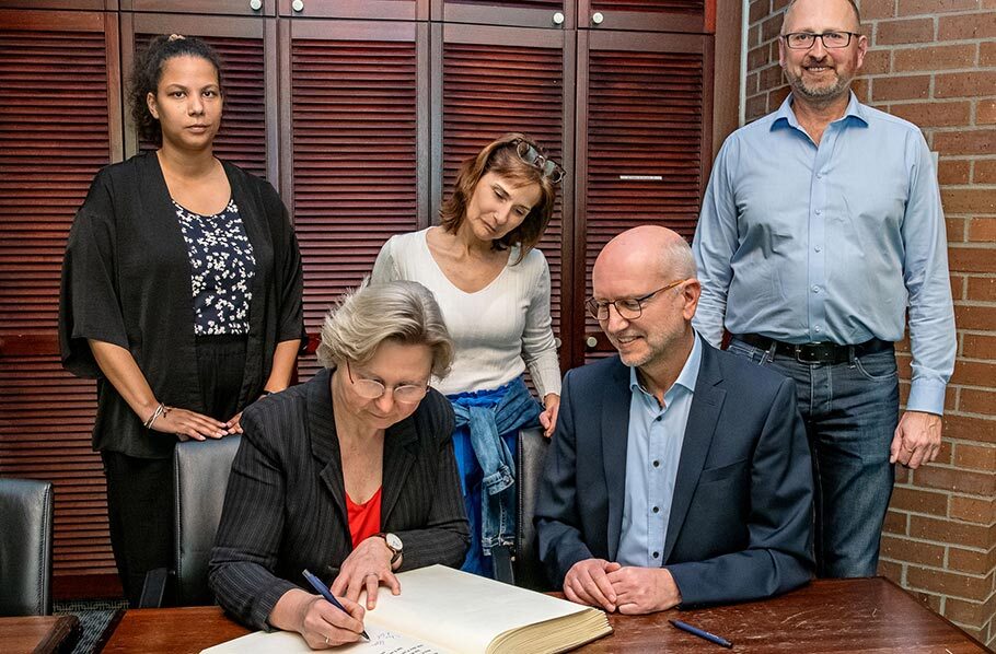 Eintragung ins Gästebuch des Landratsamts