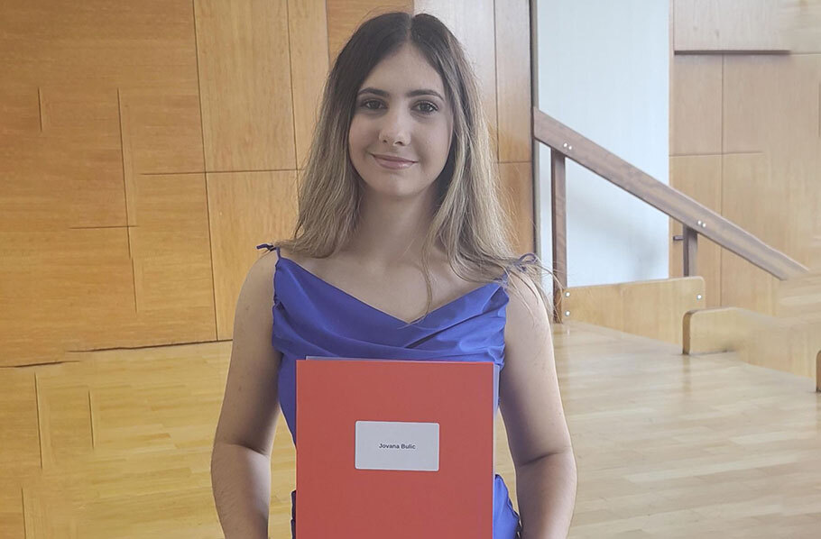Die Schülerin Jovana Bulic mit ihrer Zeugnismappe